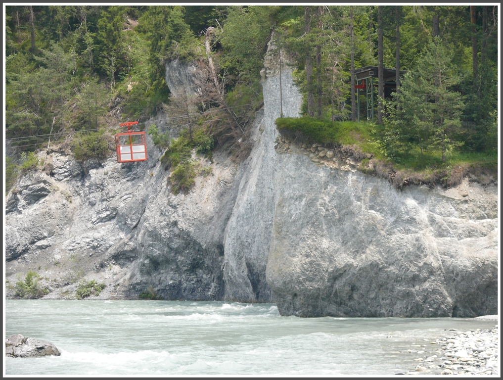 Private Seilbahn als Zugang zur Halbinsel Isla jenseits des Vorderrheins
in Versam-Safien. (04.07.2010)
