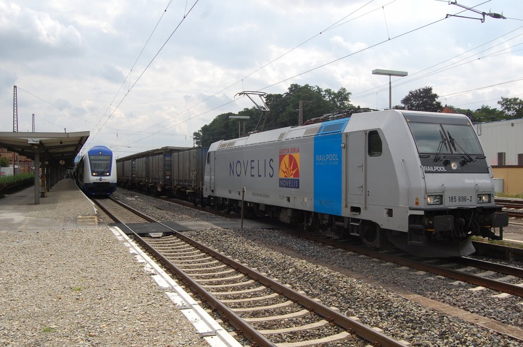 Private unter sich: Links ME 82828 nach Uelzen, rechts Brunert/Novelis 185 696-2  Marie-Chanthou  mit dem stark verspteten Nievenheimer. Kreiensen, 09.08.2012