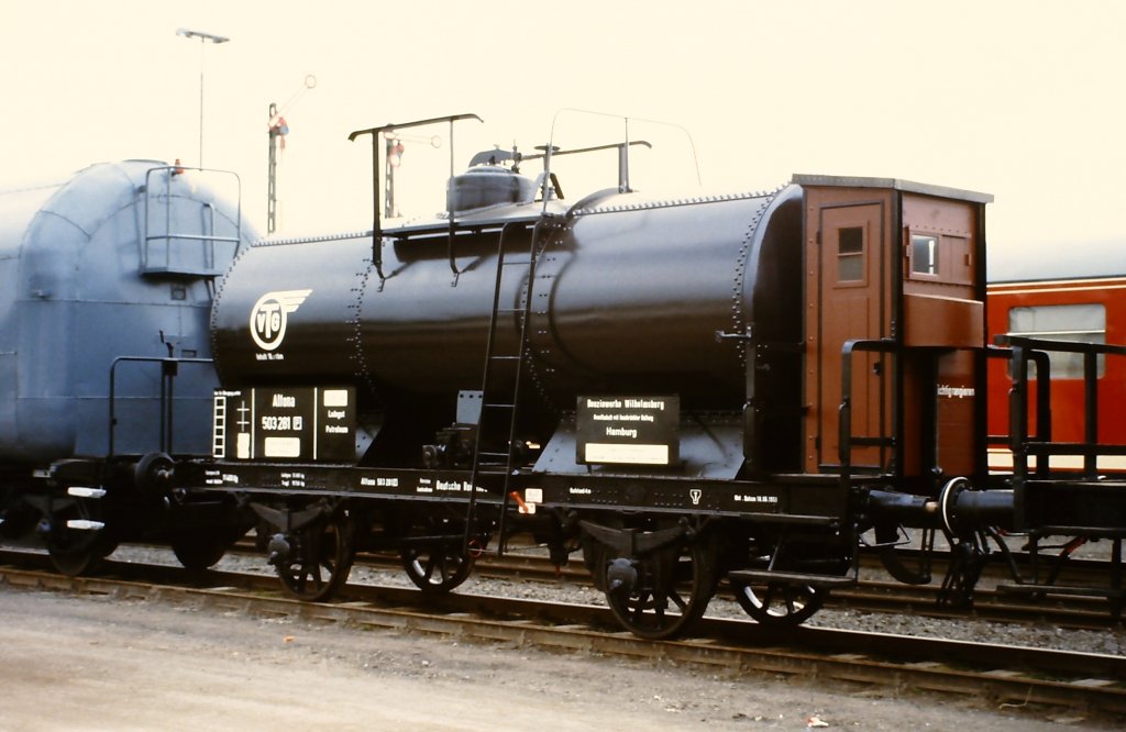 Privater Kesselwaggon fr Petroleum der VTG auf der Fahrzeugschau  150 Jahre deutsche Eisenbahn  vom 3. - 13. Oktober 1985 in Bochum-Dahlhausen