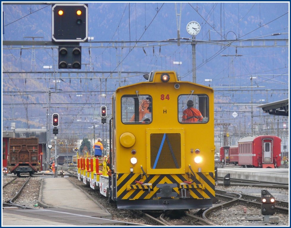 Probefahrt beendet, Tm 2/2 84 bringt die Fuhre zurck in den Gterbahnhof Landquart. (16.11.2009)