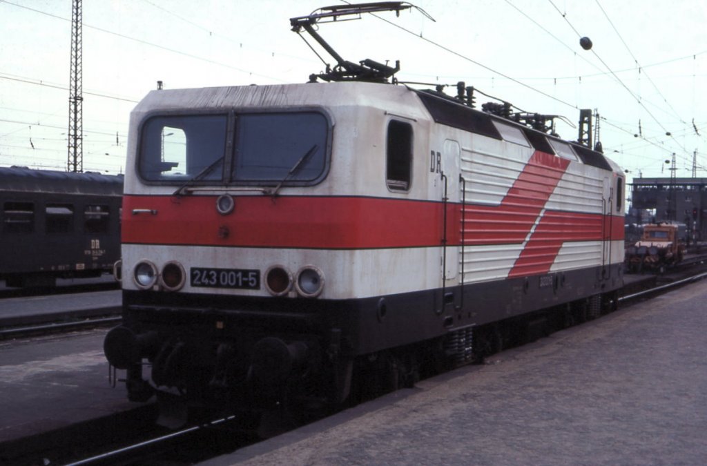 Prototyp 243 001 im Leipziger Hauptbahnhof, 24.06.1985.