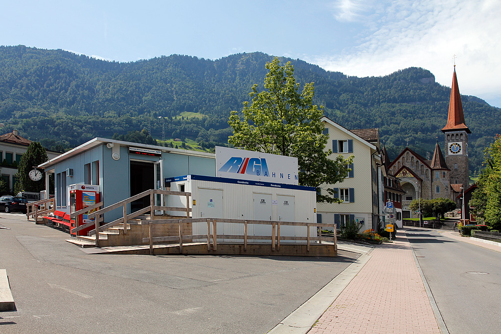 Provisorischer Bahnhofspavillon der Rigi Bahnen in Arth-Goldau. Rund 300 m Fussmarsch liegen zwischen dem SBB-/SOB-Knotenpunkt. Aufnahme vom 12. Aug. 2011, 13:03