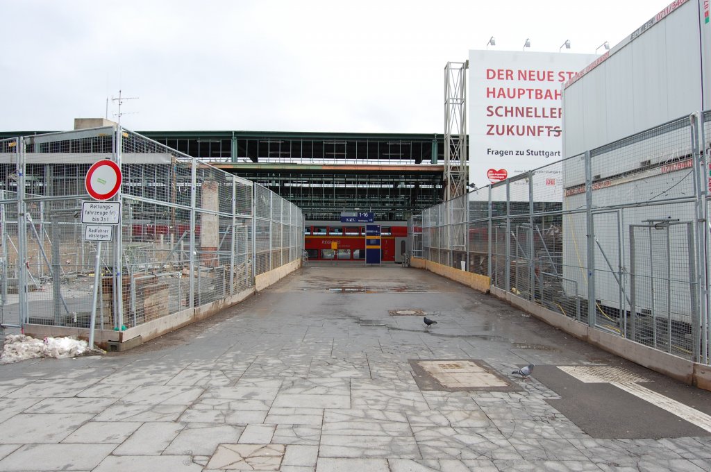 Provisorischer Nordausgang am Stuttgarter Hauptbahnhof. Aufnahme vom 16. Februar 2013.