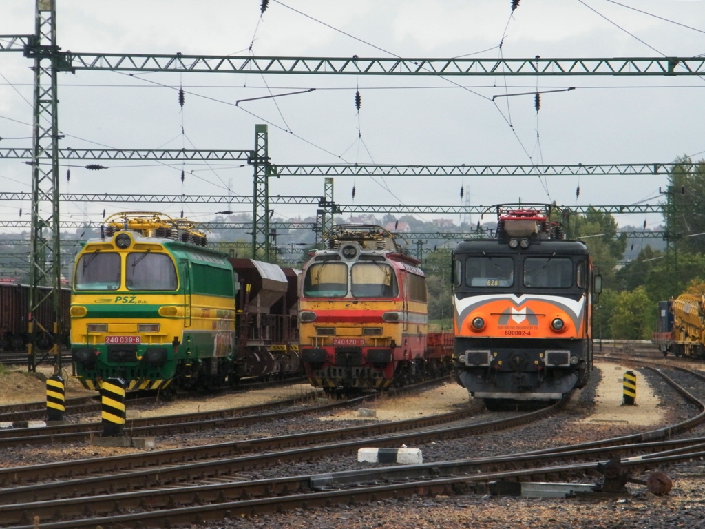 PSZ a.s. 240 039-8, ZSSK Cargo 240 120-6 und MMV 600 002-4 (frher 0400 628) warten am Bahnhof Budapest-Kelenfld, am 07. 10. 2011. 