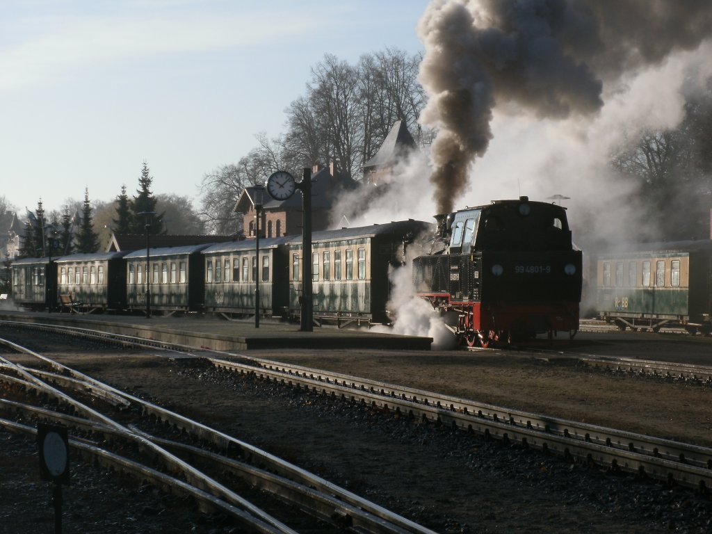 Pnktlich 10:08 Uhr,am 23.November 2012,Ausfahrt fr 99 4801 mit ihrem Zug nach Ghren aus Putbus. 