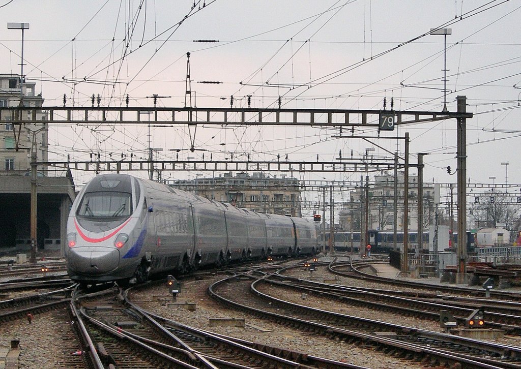 Pnktlich abgefahren, verlsst der SBB ETR 610 als EC 39 Lausanne Richtung Milano.
15. Dezember 2009

EXIF-Daten: NIKON E7900, Aufnahmezeit: 2009:12:15 17:00:35, Belichtungsdauer: 0.008 s (756429/100000000) (1/132), Blende: f/4.3, ISO: 100, Brennweite: 19.10 (191/10)