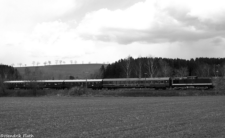 Pnktlich auf die Minute ist 112 331 am 02.04.2010 mit ihrem Sonderzug in Richtung Annaberg unterwegs. Aufgenommen nahe Walthersdorf.