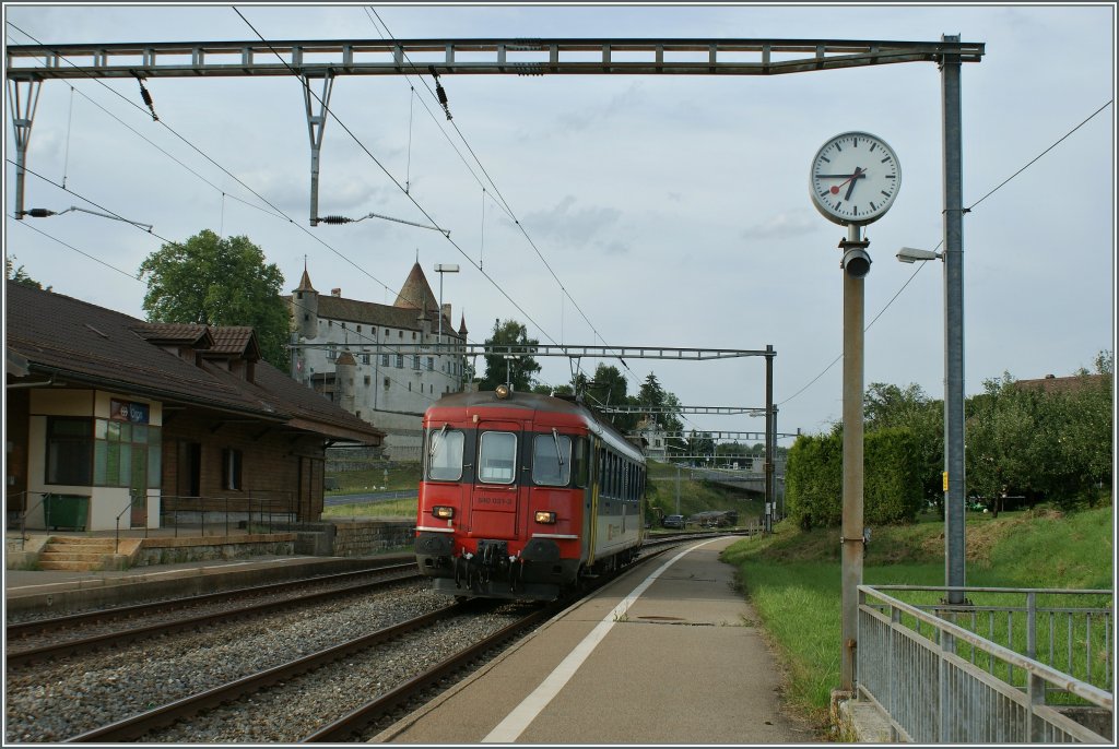 Pnktlich fhrt der RBe 4/4 als Regionalzug 4346 nach Palzieux am 10. August 2010 in Oron ab.
