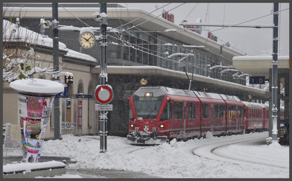 Pnktlich um 10.08Uhr fhrt R1428 nach Arosa ab Chur Gleis 2. (21.12.2011)