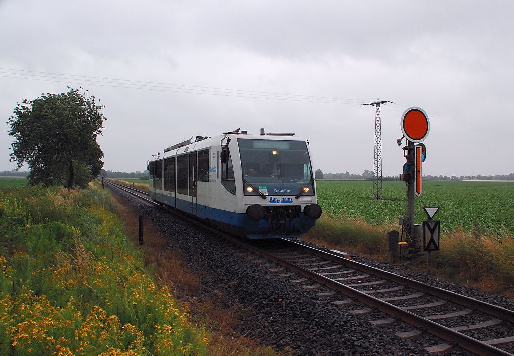 Pnktlich um 13:45 Uhr fhrt die RB 39 am Sonntag den 24.6.2012 in den Haltepunkt Genhausen ein, auf ihrem Weg nach Dalheim.