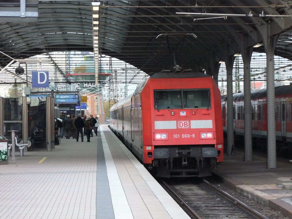Pünktlich um 17:07 Uhr schiebt am 24.10.2010 die 101 066-9 den IC 2144 von Leipzig nach Kön aus dem Hauptbahnhof Halle/S.