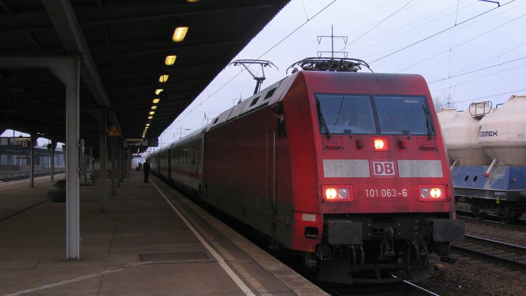 Pünktlich um 658 erreichte der IC 2432 mit 101 0636 von Cottbus nach