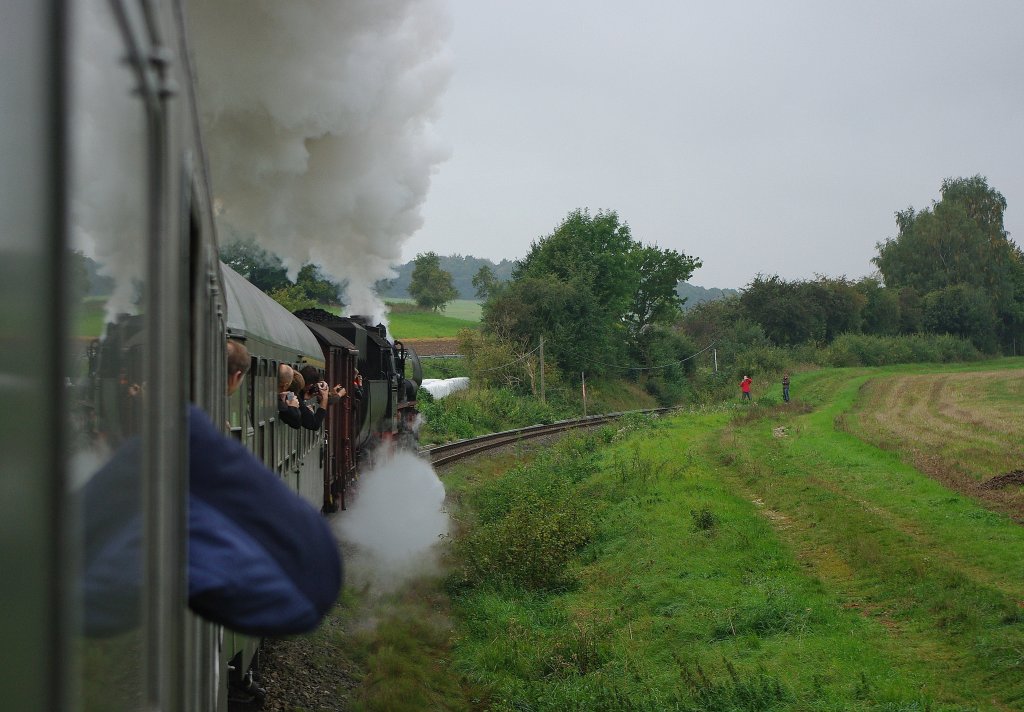 Pnktlich um 9:41 ging es dann auch los. Der Zug war bestens ausgelastet und die 52er arbeitete sich hrbar stetig bergan in Richtung Adelebsen. Aufgenommen am 26.09.2010.