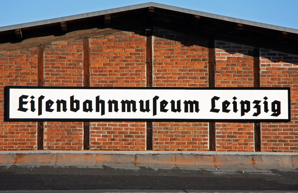 Pnktlich zu den 8.Eisenbahntagen konnte das, durch die Vereinsmitglieder angefertigte, Lokschuppenschild prsentiert werden, ein echter Hingucker!