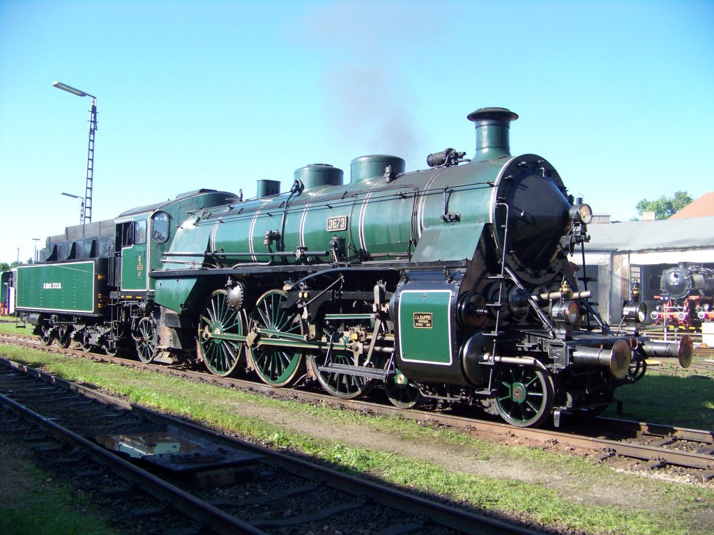 Pnktlich zum 175 jhrigem Eisenbahnjubilum konnte die S 3/6 des Bayerischen Eisenbahnmuseums wieder in Betrieb genommen werden. Am 4.6.2010 steht sie fahrbereit auf dem Gelnde des BEM. Es fehlten nur noch die Zulassungen fr DB-Gleise.