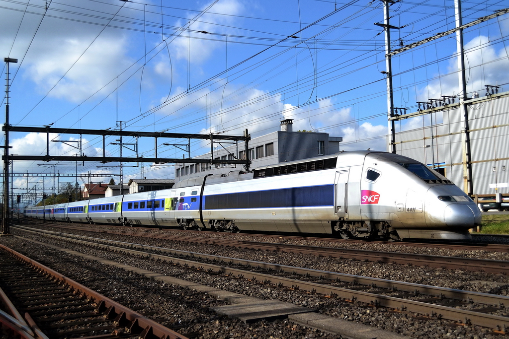 Pnktlich zur Mittagszeit kommt der TGV 4411 nach Zrich angerauscht. Rupperswil-Aargau am 26.10.2011.