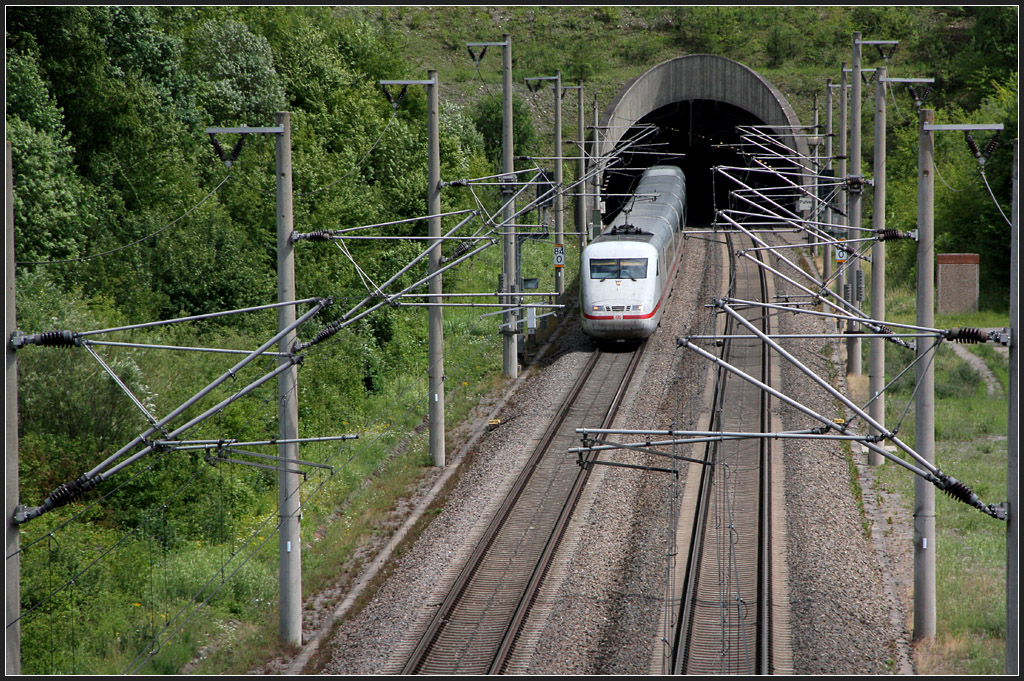 Pulverdinger Tunnel - 

Nach der Enztalbrücke folgt in Richtung Stuttgart auf der SFS Mannheim - Stuttgart der 1878 m lange Pulverdinger Tunnel. Dieser wurde wie viele Tunnels dieser Strecke bergmännisch gebaut. 

23.06.2011 (M)