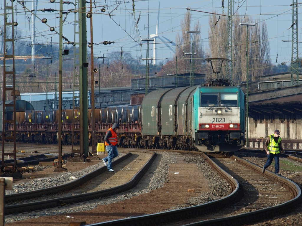 Purer Leichtsinn!! Mit Kamera und Digicam bewaffnet laufen diese Burschen am 28.01.2011, ich hoffe das sie nicht fr BB fotografieren, mitten im laufenden Betrieb in Aachen West ber die Gleise. 186 215 (2823) ist bereits angerollt, um mit dem gemischten Gterzug ber die Montzenroute nach Belgien zu fahren.