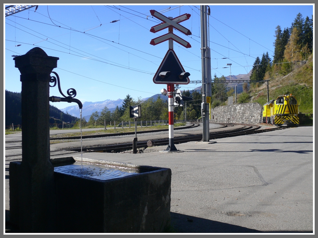 Quellfrisches Trinkwasser am Bahnhof Langwies. (12.10.2010)
