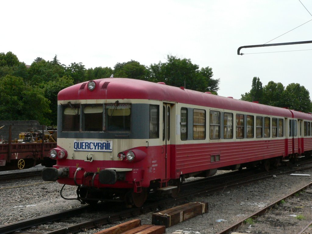 Quercyrails (stillgelegt seit Ende 2003) XRAB 8528 am 25.07.2005 abgestellt im Bahnhof von Cahors (Quercy)