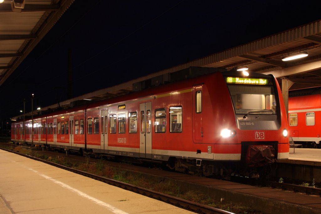 Quietsch quietsch... und das sp�t abends :-D 425 503-0 ist eben als RB aus Wittenberge in Magdeburg Hbf auf Gleis 3 eingefahren. Kurz darauf fuhr sie als S1 nach Zielitz wieder zur�ck. Fotografiert am 19.06.2010. 