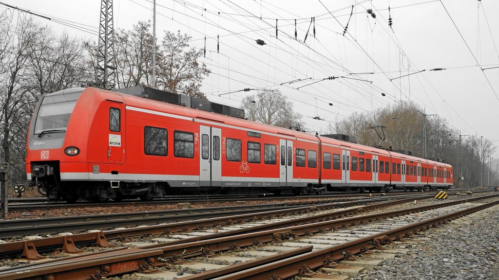 Quietschie 425 620 der Neckartalbahn am 27.02.2012 bei der Einfahrt in den Heilbronner Bahnhof