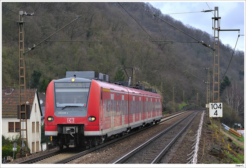 Quietschie 425 638 bei der Hst. Ehrang Ort; 3.4.2010.