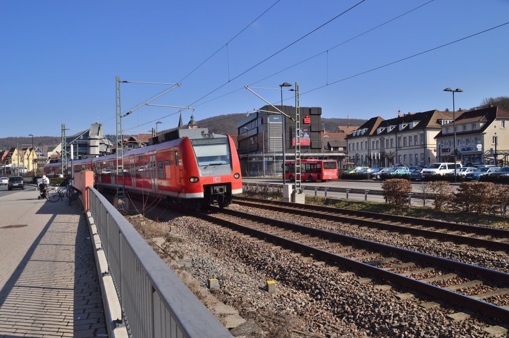 Quitschi mit Stadtansicht. Der 425 231-8 verlsst Mosbach Baden als S2 nach Kaiserslautern. 2.3.2013
