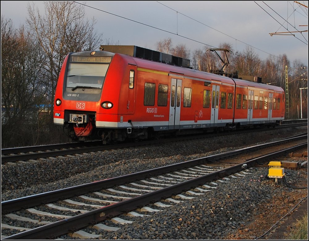 Quitschologie: Nachfrageschwankung an der Strecke des Mittelhessenexpress. Whrend einige Verbindungen trotz Dreifachtraktion ab Frankfurt nur Stehpltze bieten, reicht zeitweilig sogar ein Quietschbaby an. Hier das Zweitgeborene... 426 002-2 (Fotostandort ist ein ffentlicher Parkplatz, Dezember 2009).
