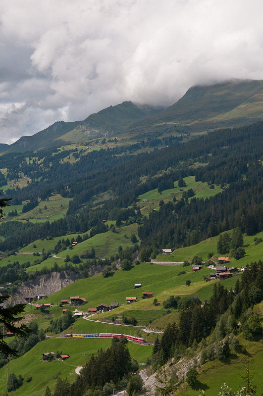 R 1445 (Chur - Arosa) am 9. August 2011 bei Langwies.