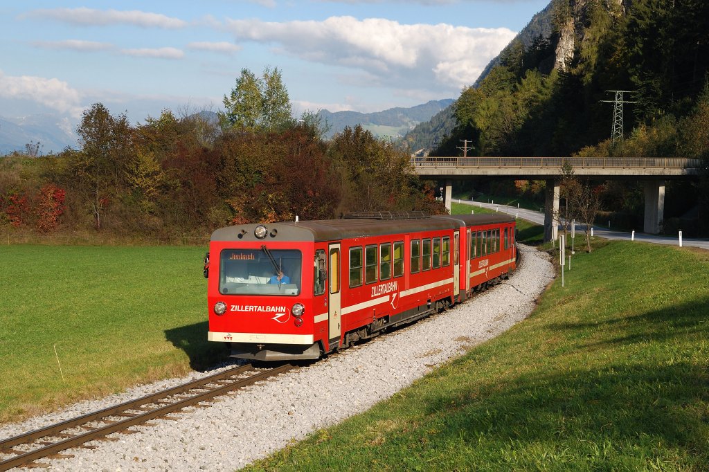 R 152 der Zillertalbahn vor Jenbach (21.10.2011)