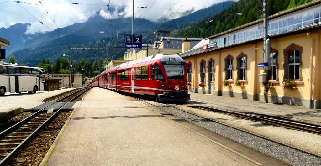 R 1648 nach St.Moritz fhrt am Mittag des 06.08.11 in Poschiavo ein.