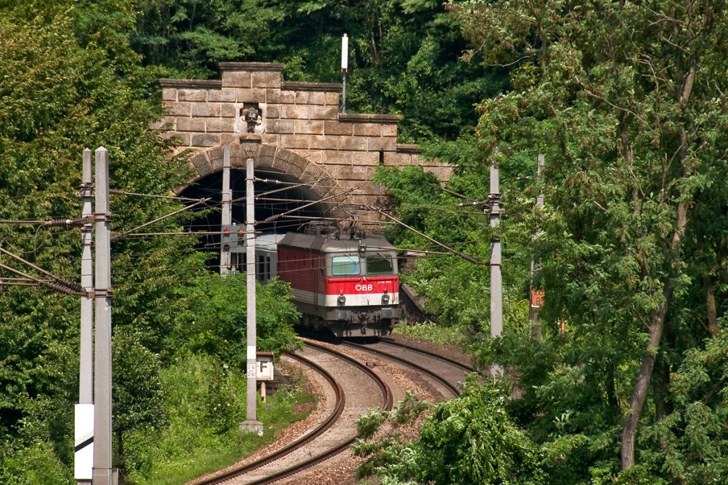 R 2029 verschwindet im Tunnel zwischen Eichgraben und Rekawinkel. Die Aufnahme entstand am 30.07.2011.  