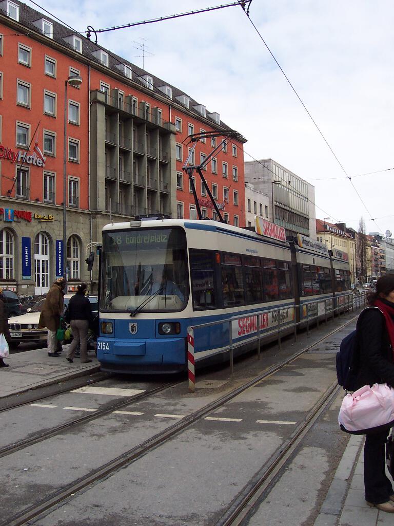 R 2.2 2154 als Linie 18 nach Gondrellplatz an der Hst Hauptbahnhof. Die Werbung fr den Mbelhandel Segmller pflastert noch heute viele dieser Fahrzeuge. 10.03.2006
