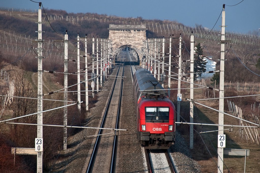 R 2245 ist von Retz nach Payerbach-Reichenau unterwegs. Pfaffsttten, am 28.02.2011.