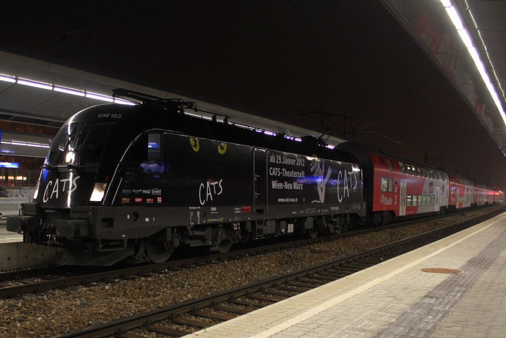 R 2255 von Wien Floridsdorf (F) nach Payerbach-Reichenau (Pr), das Foto der 1116 153 im CAT's Desgin entstand im Bahnhof Wien Meidling (Mi); am 16.11.2011