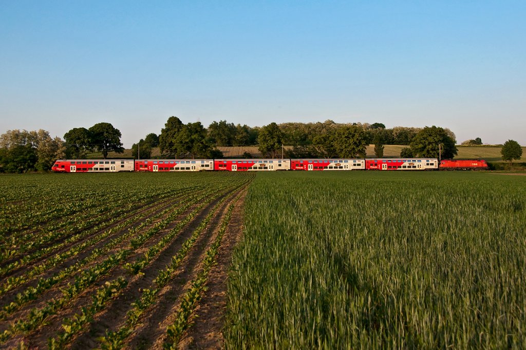 R 2258, am Abend des 19.05.2011, von Payerbach-Reichenau nach Retz, zwischen Stockerau und Ober Olberndorf.