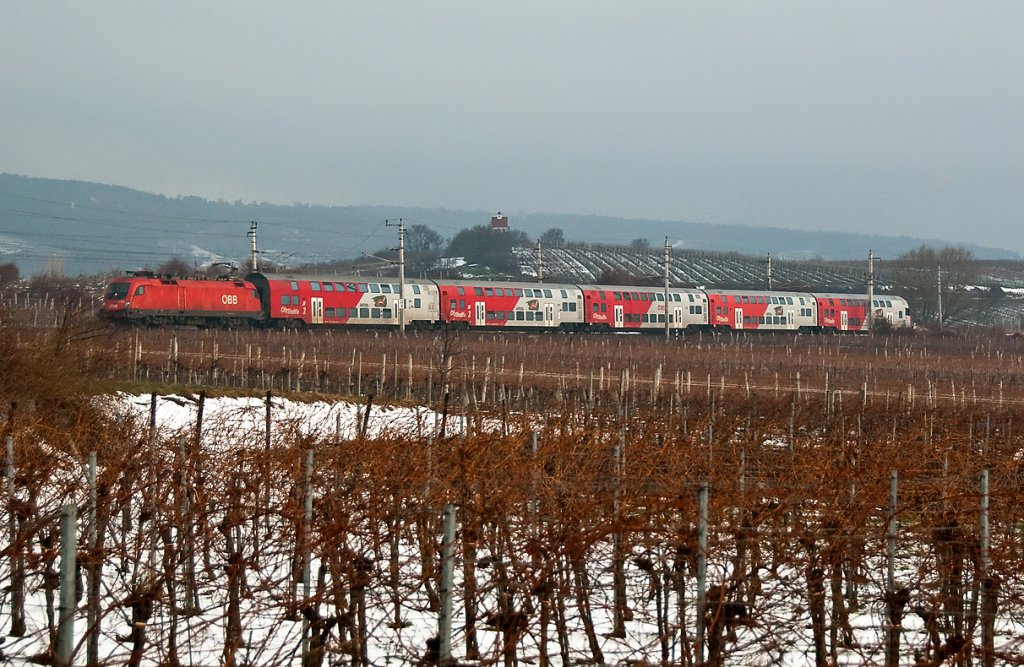 R 2317 ist von Wien Meidling nach Payerbach-Reichenau unterwegs. Die Aufnahme entstand am 24.12.2010 kurz vor Pfaffsttten.