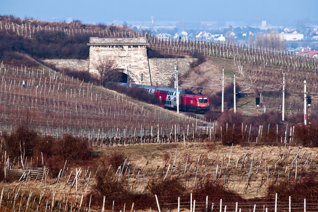 R 2348 (Wr. Neustadt Hbf. - Bernhardsthal) wird in den Busserltunnel geschoben. Pfaffsttten, am 28.02.2011.