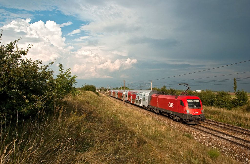 R 2352 ist von Wr. Neustadt nach Berhardsthal unterwegs. Helmahof, am 11.08.2010.