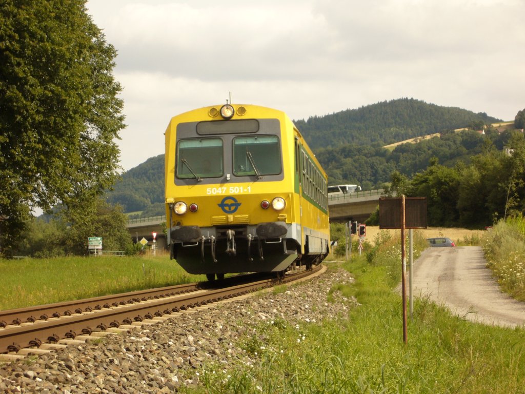 R 2741 auf dem Weg von Wiener Neustadt nach Aspang, kurz vor dem Bahnhof Edlitz / Grimmenstein, Juli 2010