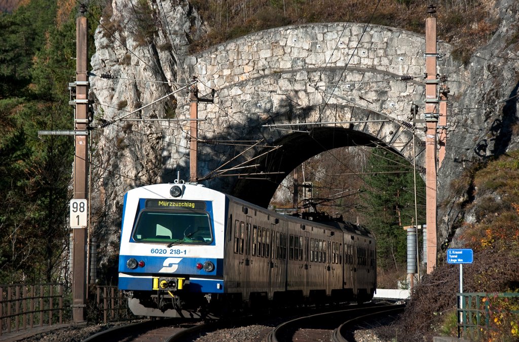R 2949 fhrt durch den Kleinen Krausel-Tunnel Richtung Semmering. Das Foto entstand am 05.11.2010 kurz nach Breitenstein.