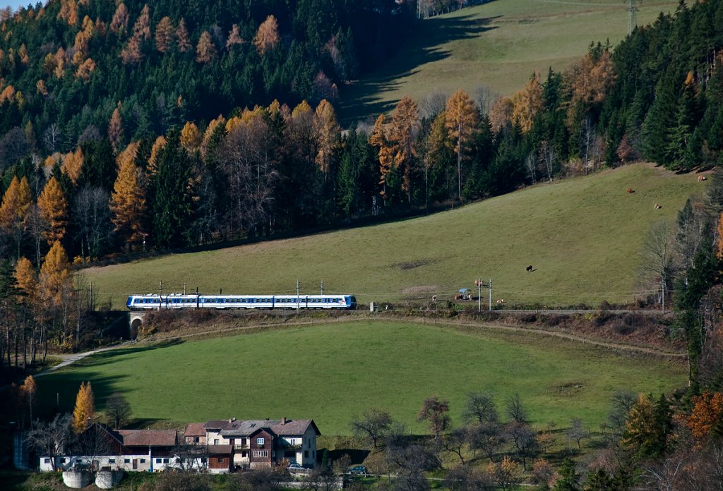 R 2953 ist zwischen Klamm-Schottwien und Breitenstein unterwegs. Das Foto entstand am 05.11.2010.