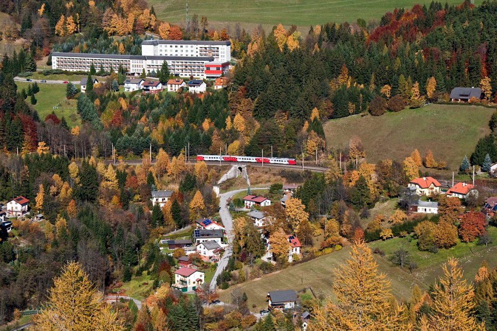 R 2960 ist kurz nach Breitenstein von Mrzzuschlag nach Payerbach-Reichenau unterwegs. Die Aufnahme enstand am 01.11.2011 vom 20 Schilling Blick aus.