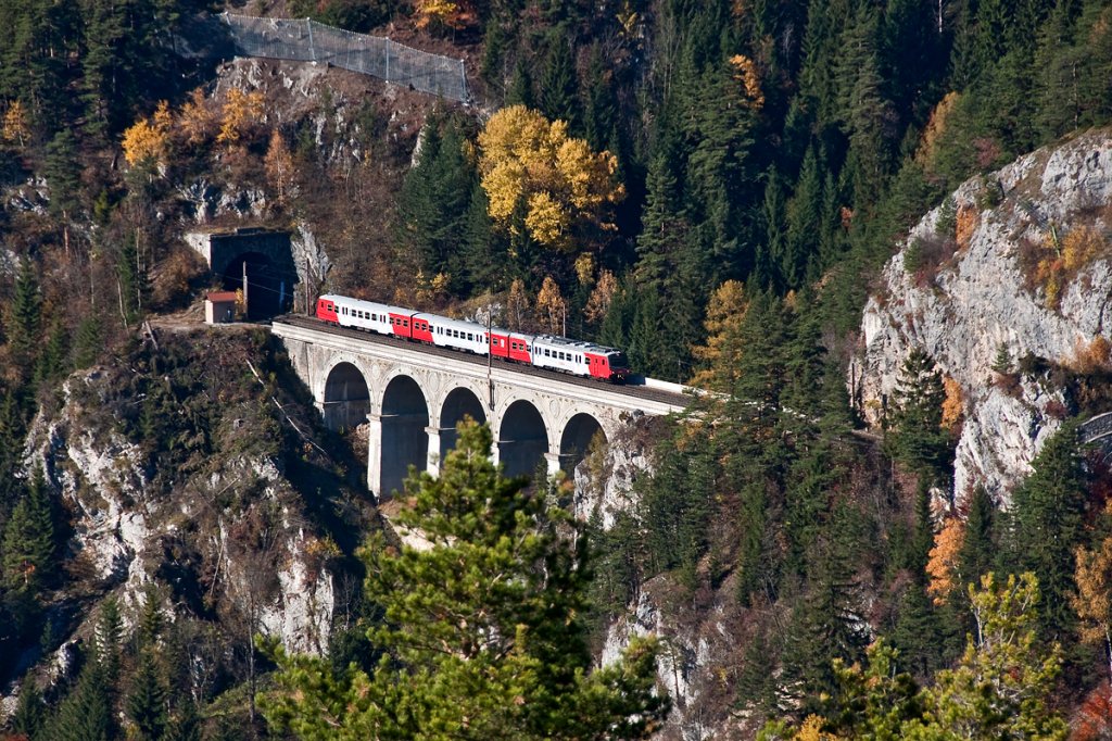 R 2960 ist von Mrzzuschlag nach Payerbach-Reichenau unterwegs und konnte auf dem 36 m hohen Krausel-Klause-Viadukt kurz vor Breitenstein fotografisch festgehalten werden. Die Aufnahme entstand am 01.11.2011.
