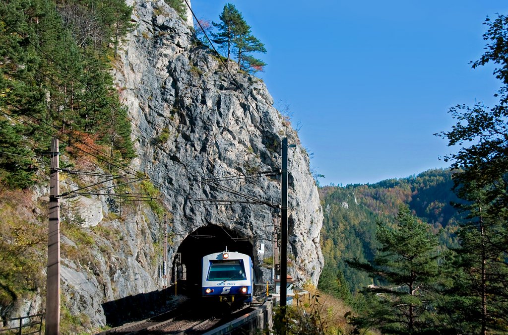R 2961 ist von Payerbach-Reichenau nach Mrzzuschlag unterwegs und hat soeben den 688 m langen Weinzettelwand-Tunnel verlassen und wird nach dem Weinzettelfeld-Tunnel den Bahnhof in Breitenstein erreichen. Das Foto entstand am 22.10.2010.