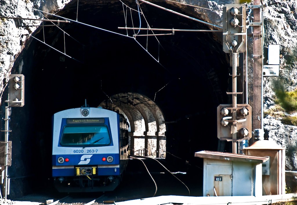 R 2964 rollt nach Payerbach-Reichenau hinunter und ist soeben in den Weinzettelwand-Tunnel eingefahren. Breitenstein, am 22.10.2010.
