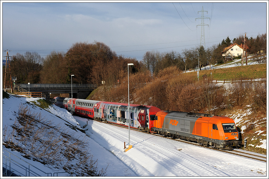 R 4371 von Graz ber Werndorf nach Wies-Eibiswald, am 14.12.2010 mit RTS 2016 907 traktioniert, aufgenommen bei der AB Leibenfeld kurz nach Deutschlandsberg. ber diese AB wird das Abraummaterial des Koralmtunnels in weiterer Folge abtransportiert.