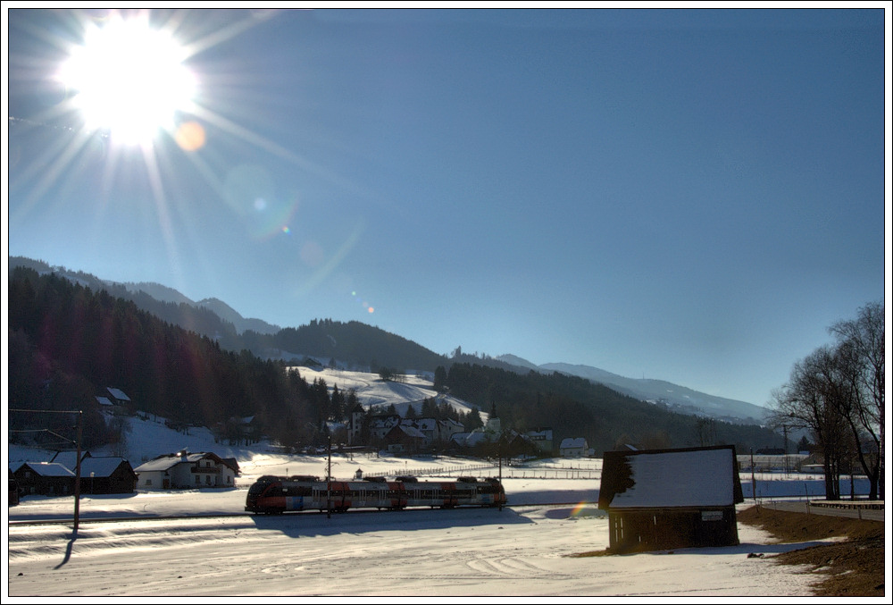R 4481 von Schladming nach St.Michael hat soeben Pruggen verlassen und strebt bei Moosheim seinem nchsten Halt in Gbming zu. Tunzendorf, 9.2.2011