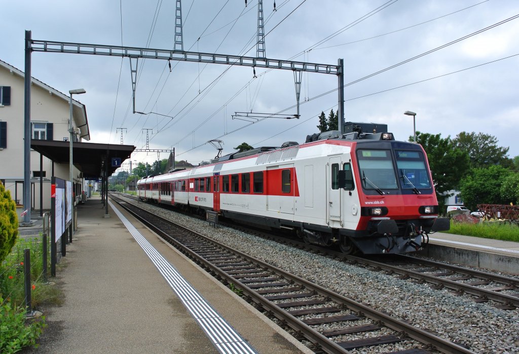 R 5233 in Solothurn West. Der Zug wurde heute mit einem fr Region Alps vorbereiteten Domino mit rotem Fensterband gefhrt. RBDe 560 294-1, B 192-8 und ABt 867-3, 02.06.2013.